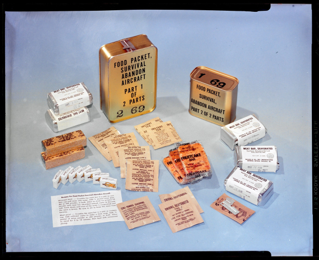 Ein Tisch mit mehreren Erste-Hilfe-Kästen, darunter Boxen und Anleitungsblätter.