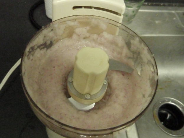 Ein Mixer mit einem Gegenstand darin und einem Loch in der rechten Ecke.