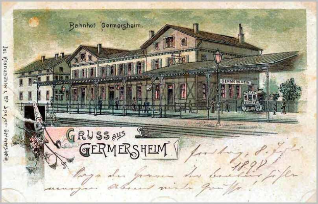 Alte Postkarte zeigt den Bahnhof Germersheim in Deutschland mit einem Gebäude, Fenstern, einem Zaun, einem Straßenschild, Menschen, Fahrzeugen, Bäumen und einem bewölkten Himmel.
