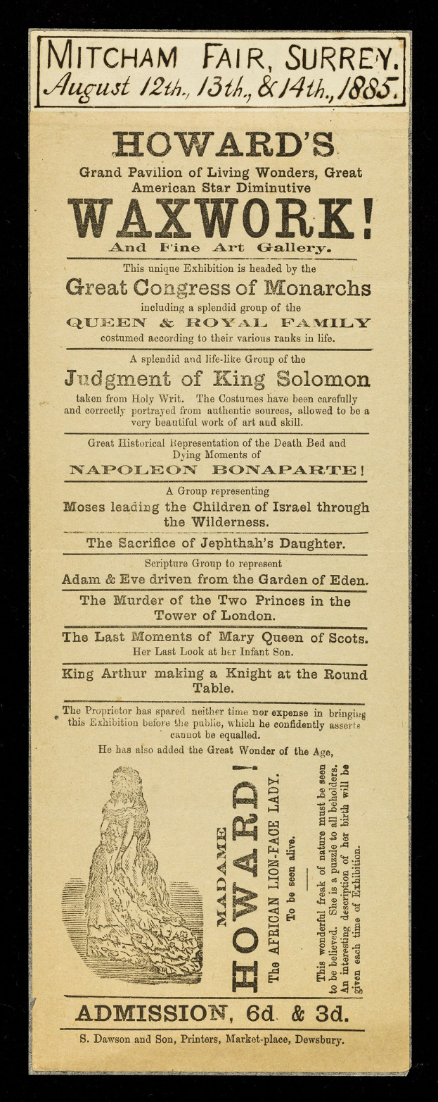 Eine alte Werbung für Howard's Wachsfigurenkabinett auf dem Mitcham Fair in Surrey, England, mit Text und einer Illustration einer Person mit einem menschlichen Gesicht in der Mitte.