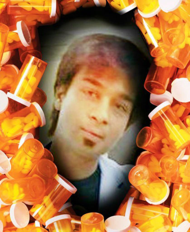 Ein Foto einer Person mit mehreren Flaschen und ein paar Pillen daneben.