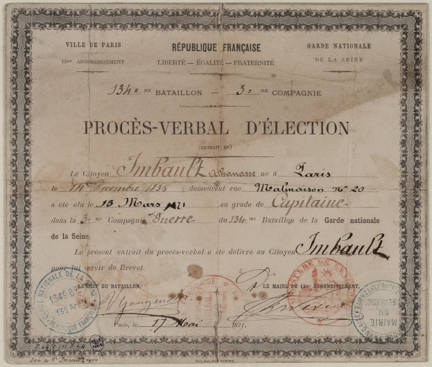 Altes Dokument mit zwei Stempeln, wahrscheinlich ein Wahlzettel, mit handgeschriebener Text.