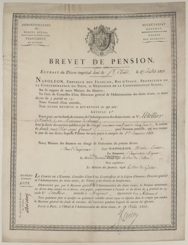 Schwarz-weißes Dokument mit der Aufschrift 'brevet de pension' (Rentenbescheinigung) und einem Mannsgesicht sowie einem Logo.