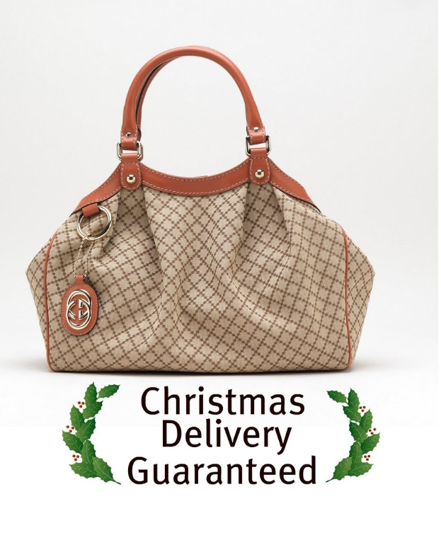 Eine Schokolade- und Weiße Tasche wird auf einen weißen Boden mit dem Text "Weihnachtslieferung garantiert" davor gelegt.